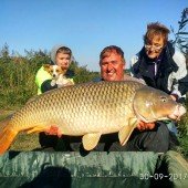 Карп весом 25 кг. Пойман на насадочный бойл Grandcarp ЛОСОСЬ•ПЕРСИК