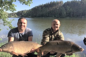 Карпы весом 10 кг. Пойманы на насадочные бойлы Grandcarp КАЛЬМАР•КЛЮКВА и КАЛЬМАР-ОСЬМИНОГ